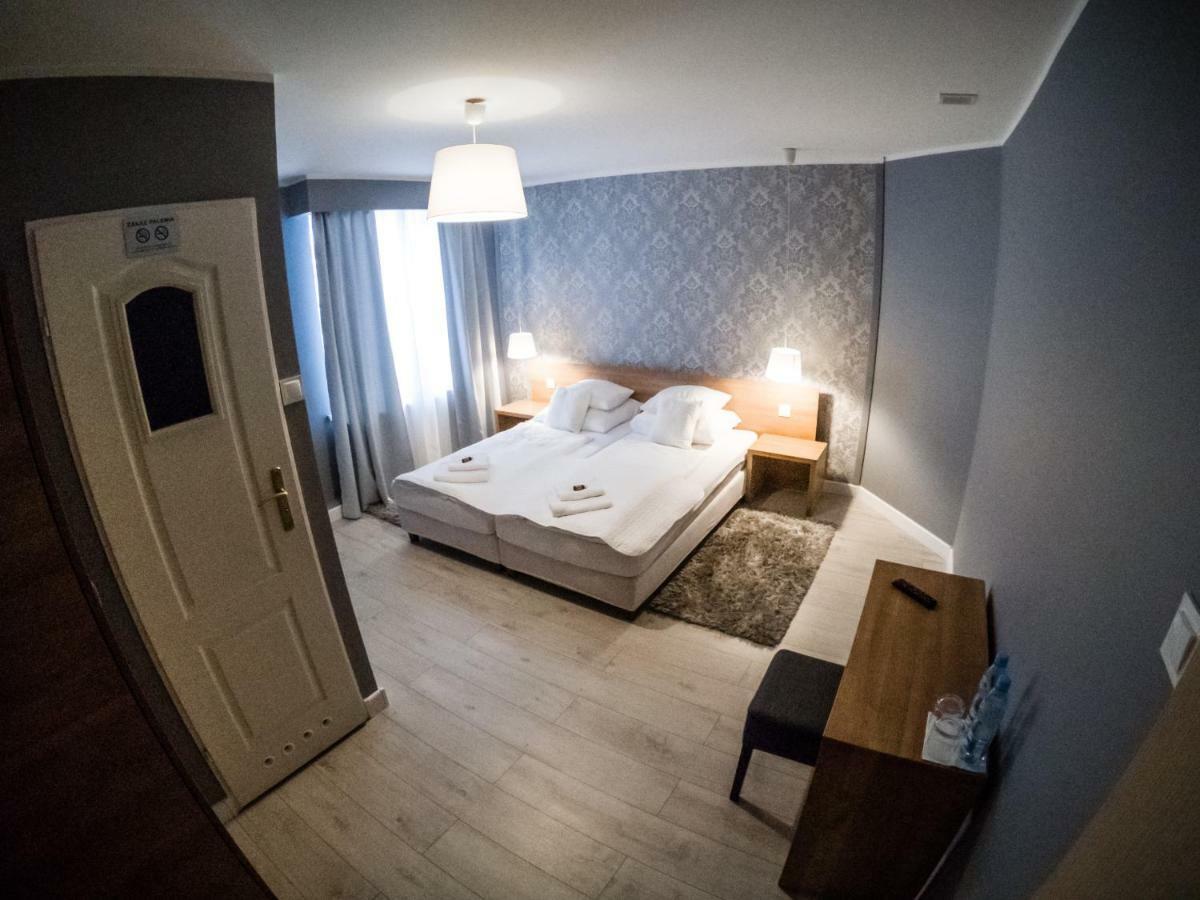 Restauracja Pod Kogutem Hotel Poniatowa Kültér fotó