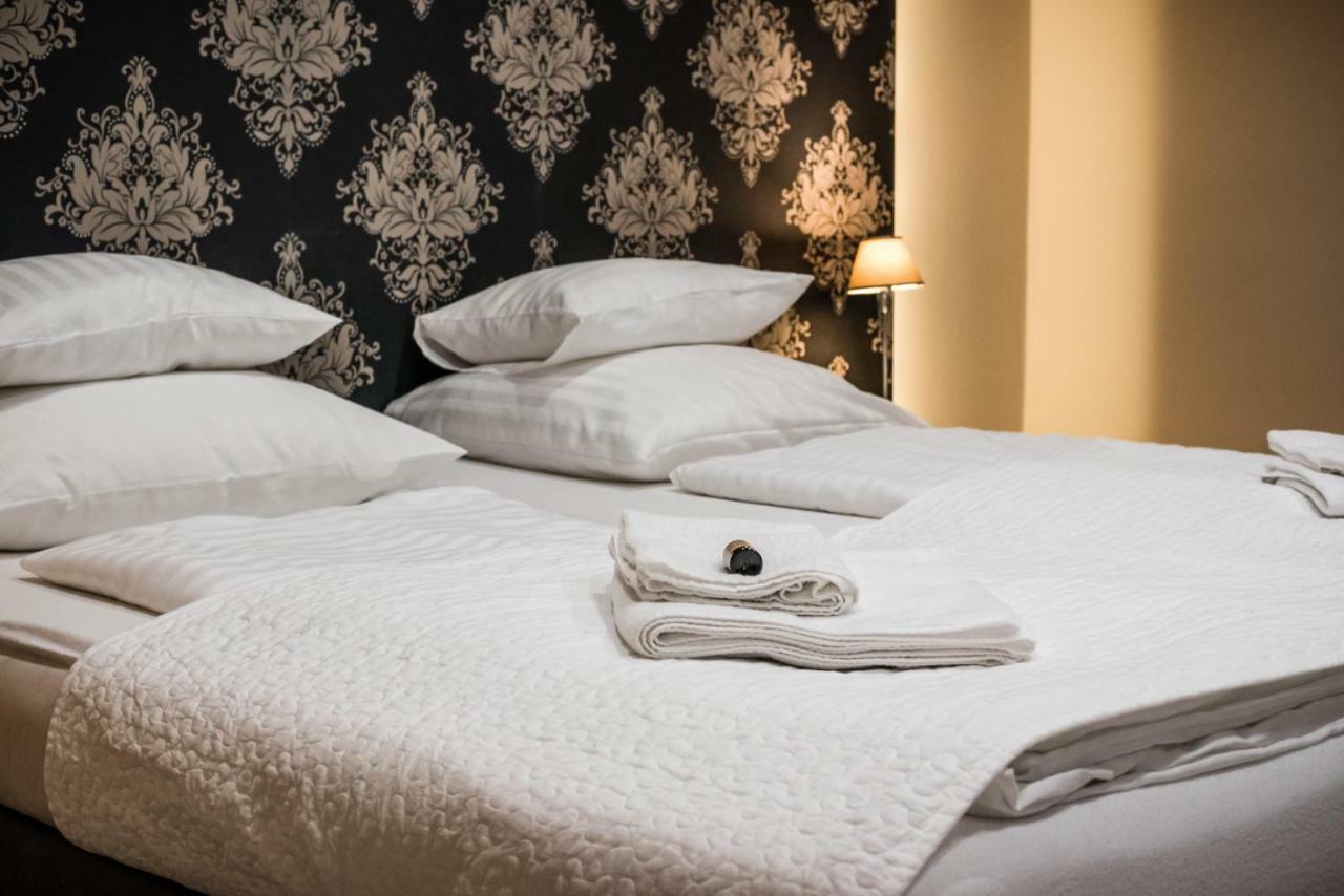 Restauracja Pod Kogutem Hotel Poniatowa Kültér fotó