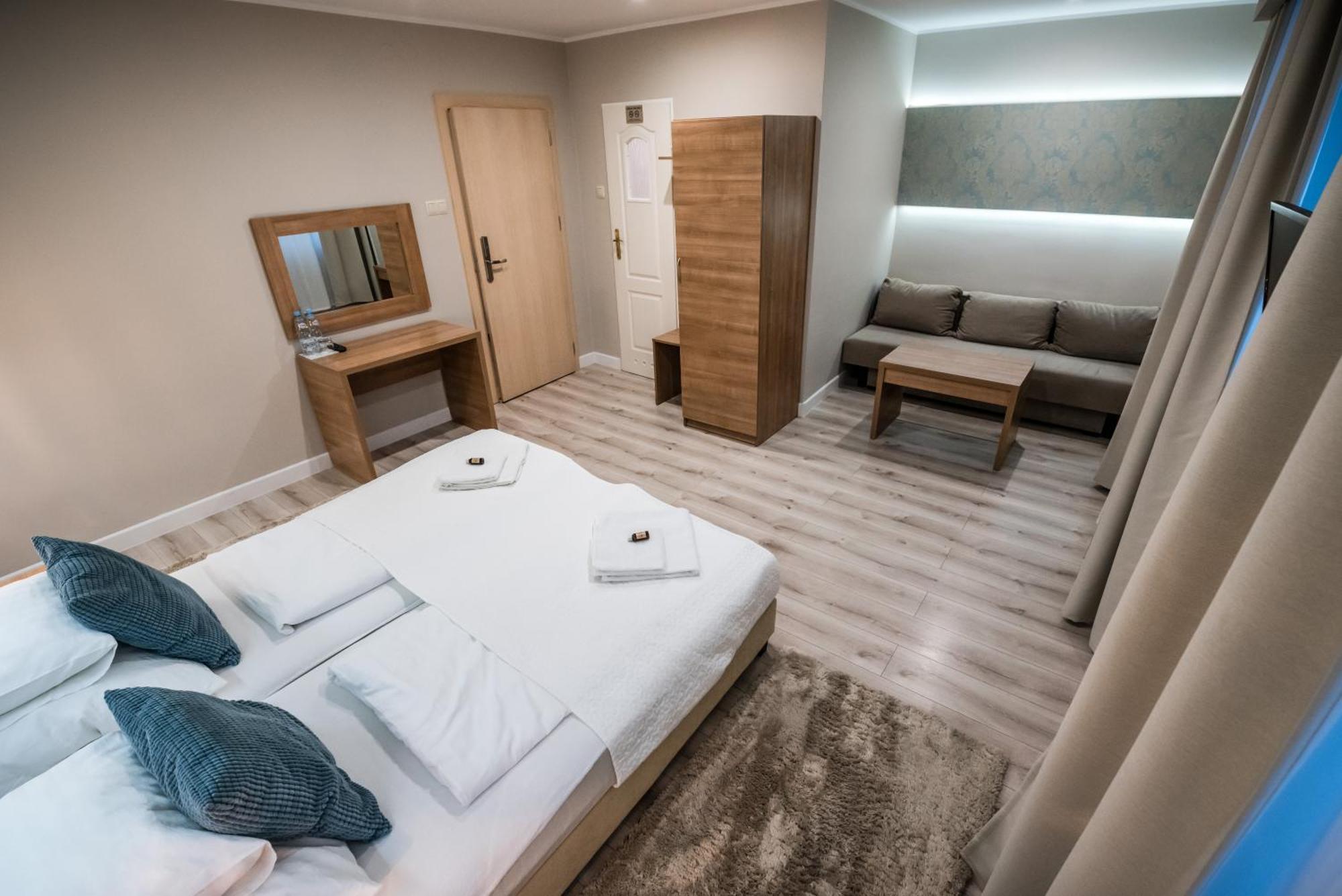 Restauracja Pod Kogutem Hotel Poniatowa Kültér fotó