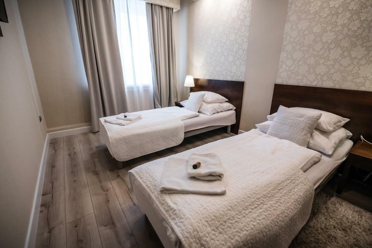 Restauracja Pod Kogutem Hotel Poniatowa Kültér fotó